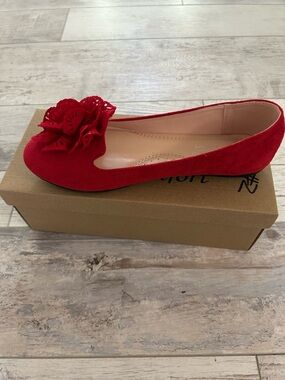 Women’s Red Floral Applique Ballet Flat